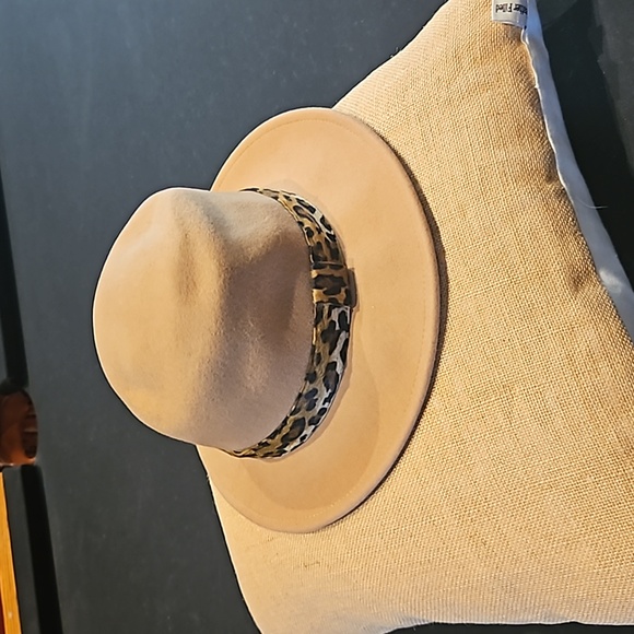 Halogen adjustable fit tan Fedora hat with leopard ribbon - Picture 4 of 11